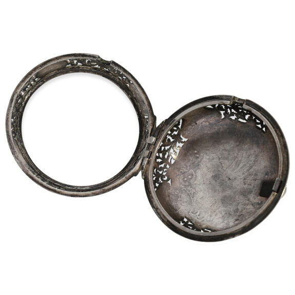 English silver pair-cased watch with champlevé dial Circa 1700 English silver pair-cased watch with champlevé dial Circa 1700