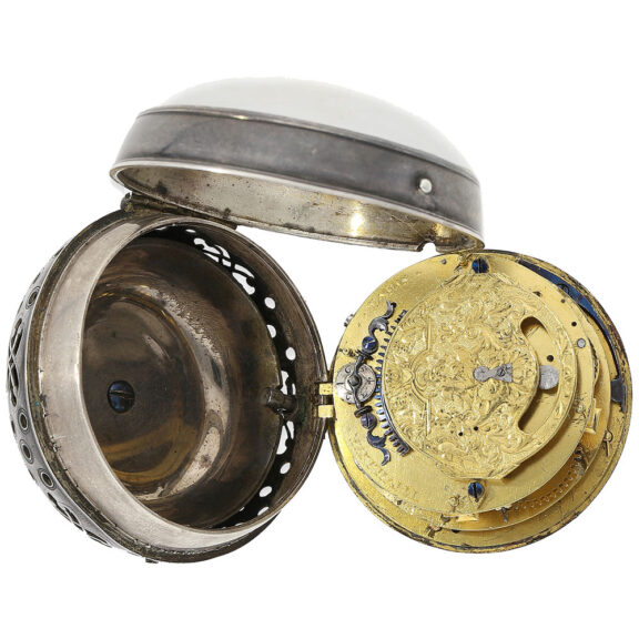 Fine French silver oignon mock pendulum watch Circa 1710 Fine French silver oignon mock pendulum watch Circa 1710