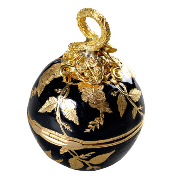 Swiss gold verge watch in the form of a ball Circa 1810