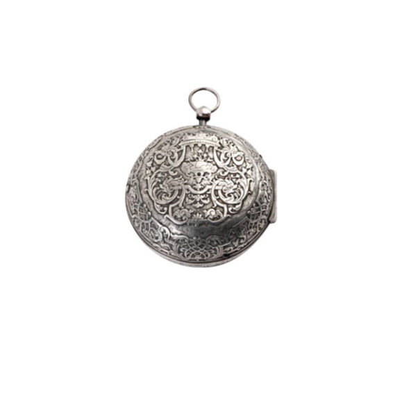 French oignon with alarm and engraving Circa 1700 French oignon with alarm and engraving Circa 1700