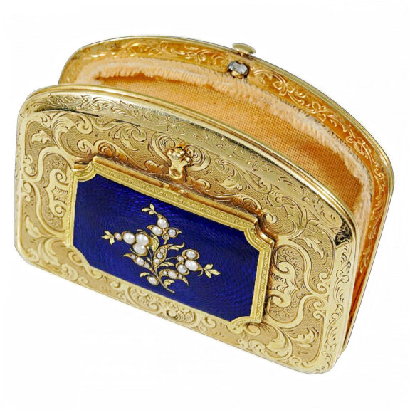 Swiss powder box with concealed watch with watch Circa 1830 Swiss gold powder box with concealed watch Circa 1830