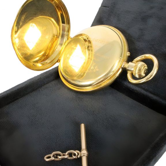 Swiss 18K yellow gold hunting cased pocket watch Circa 1890 Swiss 18K yellow gold hunting cased pocket watch Circa 1890