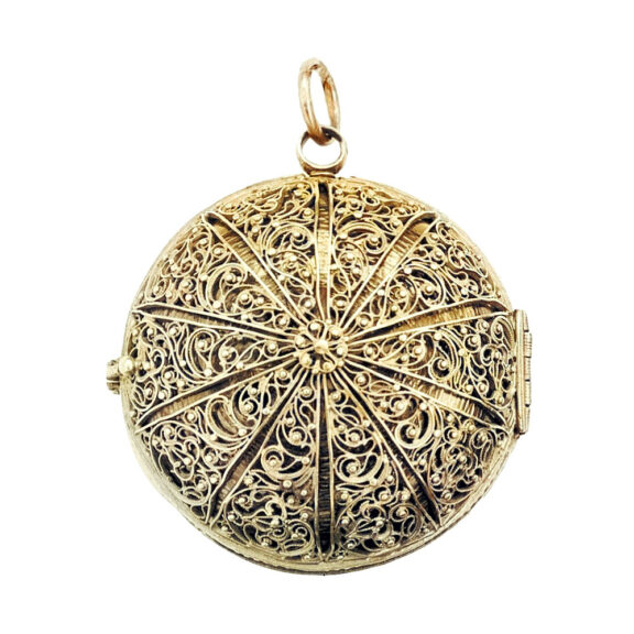 French gold filigree decorated verge pendant watch Circa 1695