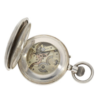 Factory glazing ensures a crystal clear view on the movement