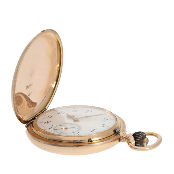 Full hunter engine-turned case crafted of 14 Carat red gold Full hunter engine-turned case crafted of 14 Carat red gold
