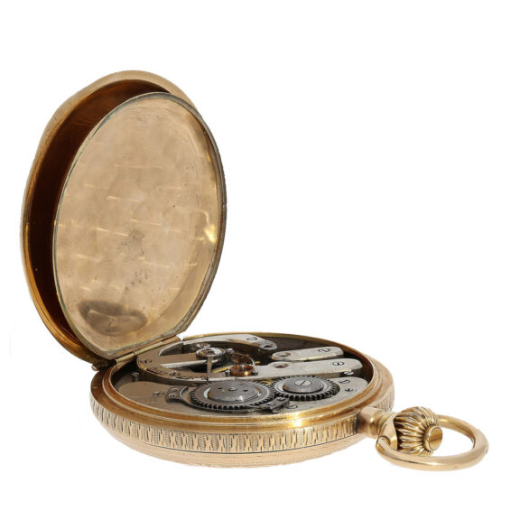 The movement has an anchor chronometer escapement with 16 jewels and a particularly long regulator hand and special balancing anchor The movement has an anchor chronometer escapement with 16 jewels and a particularly long regulator hand and special balancing anchor