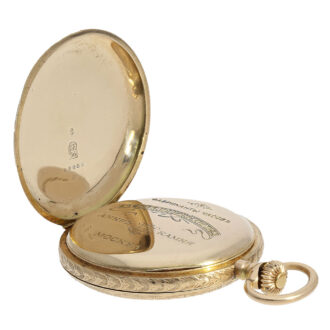 This watch, made from 14 Carat gold, features an intricate engine-turned and dust cover signed in Cyrillic This watch, made from 14 Carat gold, features an intricate engine-turned and dust cover signed in Cyrillic