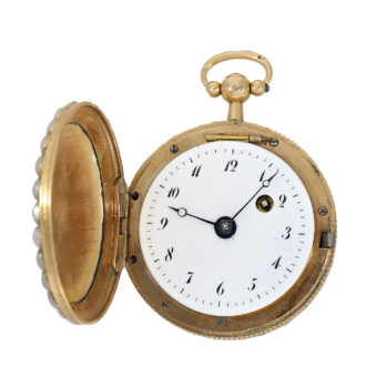 The enamel dial of the clock is in excellent condition The enamel dial of the clock is in excellent condition