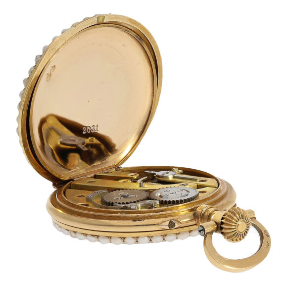 The movement has a cylinder escapement with crown winding and wolf's teeth The movement has a cylinder escapement with crown winding and wolf's teeth