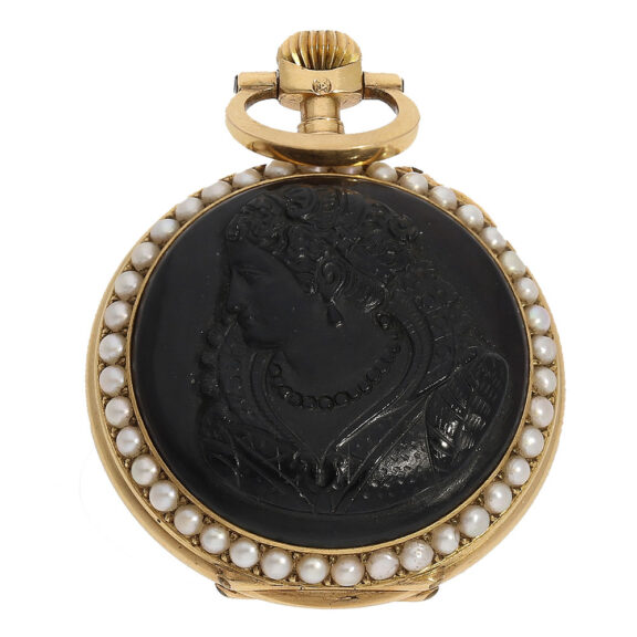 Case with extremely finely cut hardstone cameos (probably layered agate), red brown base, raised black cameo and surrounded by oriental pearls Case with extremely finely cut hardstone cameos (probably layered agate), red brown base, raised black cameo and surrounded by oriental pearls