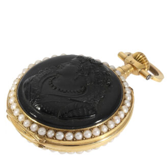 Case with extremely finely cut hardstone cameos (probably layered agate), red brown base, raised black cameo and surrounded by oriental pearls