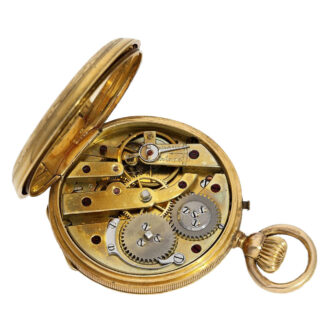 The movement has a cylinder escapement, wolf’s tooth winding wheels that ensure its smooth operation and eight rubies