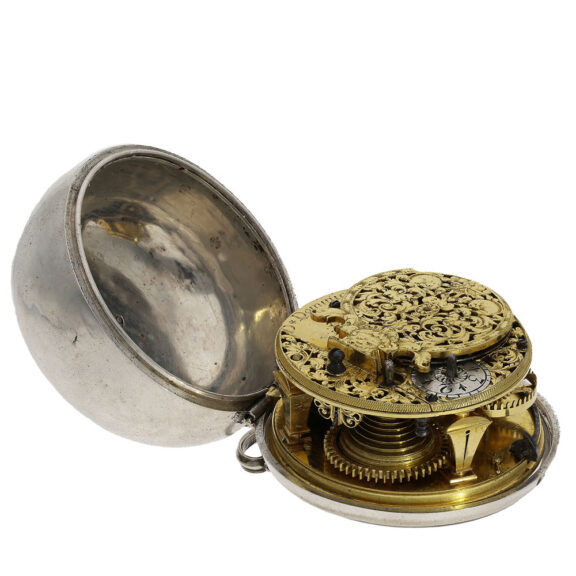 The edge of the movement bears the signature of the master watchmaker The edge of the movement bears the signature of the master watchmaker