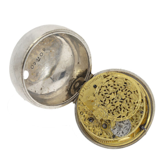 The edge of the movement bears the signature of the master watchmaker The edge of the movement bears the signature of the master watchmaker