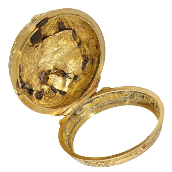 The smooth inner case is silver gold plated was probably added later The smooth inner case is silver gold plated was probably added later