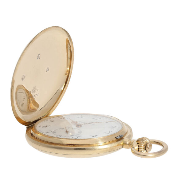 The perfectly preserved white enamel dial is inscribed with the word "Chronomètre" and is glazed to protect it from scratches and other damage The perfectly preserved white enamel dial is inscribed with the word "Chronomètre" and is glazed to protect it from scratches and other damage