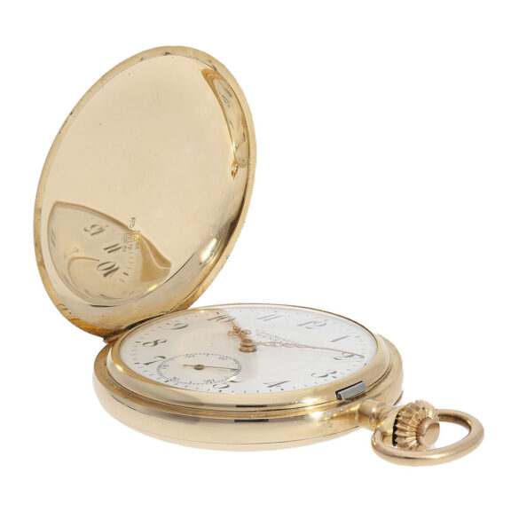 The white enamel dial is glazed and features an outer ring adorned with Arabic numerals for the hours and at the 6 o'clock position, a subsidiary dial proudly displays the minutes, also in Arabic numerals The white enamel dial is glazed and features an outer ring adorned with Arabic numerals for the hours and at the 6 o'clock position, a subsidiary dial proudly displays the minutes, also in Arabic numerals