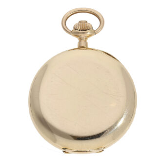 Crafted entirely in gold, all three covers of the plain full hunting cased watch radiate elegance and sophistication