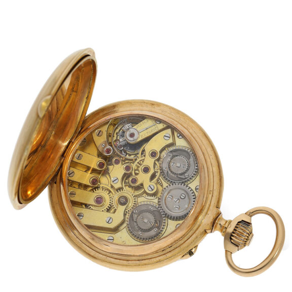 The movement of this pocket features a fine precision lever escapement, chronograph complication, tandem winding according to Mairet, and two barrels for the movement and “Seconde Morte” The movement of this pocket features a fine precision lever escapement, chronograph complication, tandem winding according to Mairet, and two barrels for the movement and “Seconde Morte”