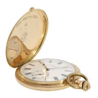 The very nicely preserved white enamel dial is glazed, has an outer ring with Roman numerals for the hours, a subsidiary dial for the seconds and blued steel hands