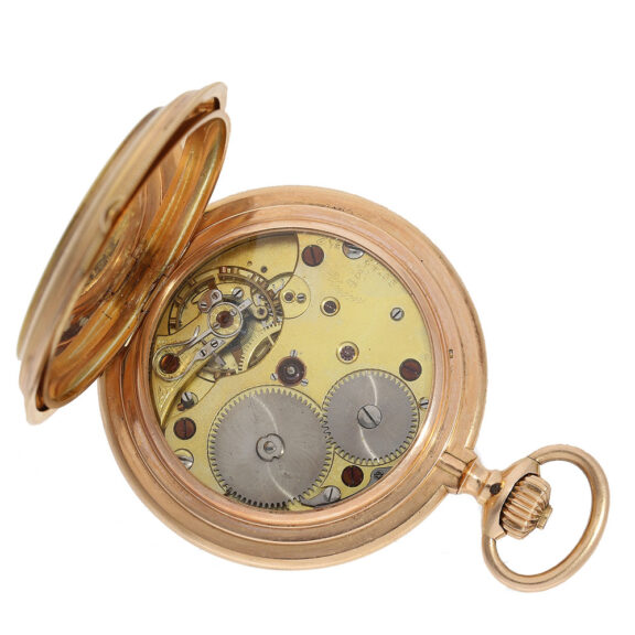 The movement is glazed and has a lever escapement, designed in the renowned Glashütte style The movement is glazed and has a lever escapement, designed in the renowned Glashütte style