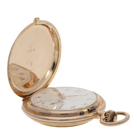 The stepped white enamel dial is glazed and has red gold hands to enhance the readability The stepped white enamel dial is glazed and has red gold hands to enhance the readability