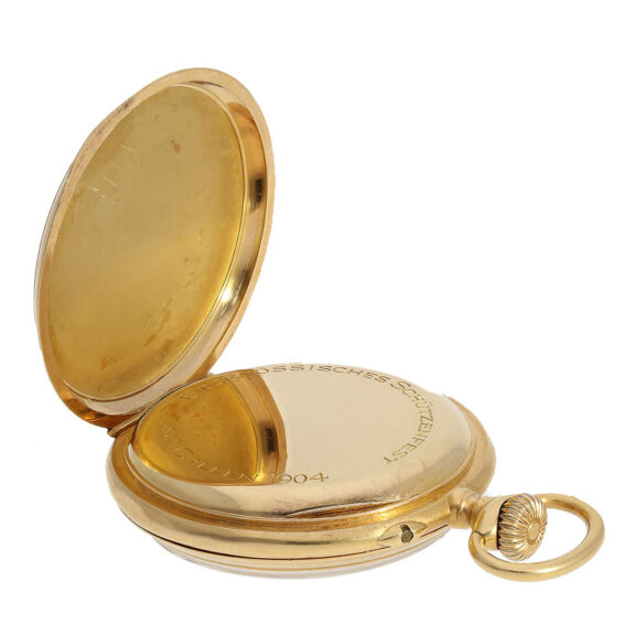 The watch features an open faced case made of 18 Carat gold which has an Art Nouveau relief on the back and a dust cover, which bears the inscription "Eidgenössisches Schützenfest St. Gallen 1904" (Federal Shooting Festival St. Gallen 1904) The watch features an open faced case made of 18 Carat gold which has an Art Nouveau relief on the back and a dust cover, which bears the inscription "Eidgenössisches Schützenfest St. Gallen 1904" (Federal Shooting Festival St. Gallen 1904)