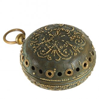 French gilt brass oignon watch with hour and quarter repeater Circa 1690