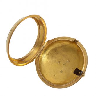 The double open faced plain case is made of 18 Carat gold with identical hallmarks from 1759 and a master's mark PM