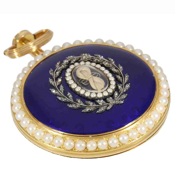 Blue guilloché enamel on the reverse, on which the glazed central part containing a lock of hair Blue guilloché enamel on the reverse, on which the glazed central part containing a lock of hair