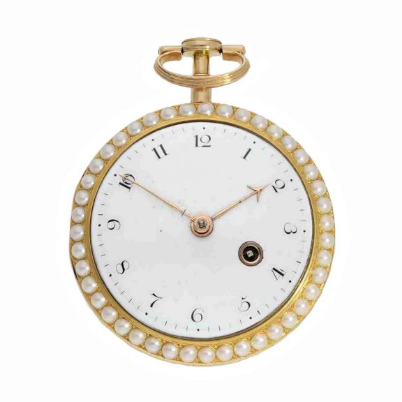 The white enamel dial has an inner ring with Arabic numerals for the hours and presumably original, golden arrow hands The white enamel dial has an inner ring with Arabic numerals for the hours and presumably original, golden arrow hands