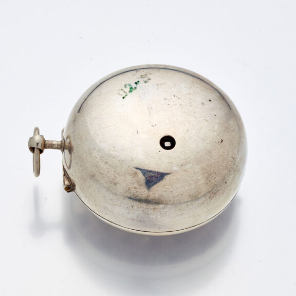 English silver watch with date and glazed balance cock Circa 1695 English silver watch with date and glazed balance cock Circa 1695