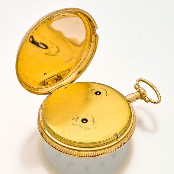 The case back with an engraving of a camp with a tent and ribbed middle The case back with an engraving of a camp with a tent and ribbed middle