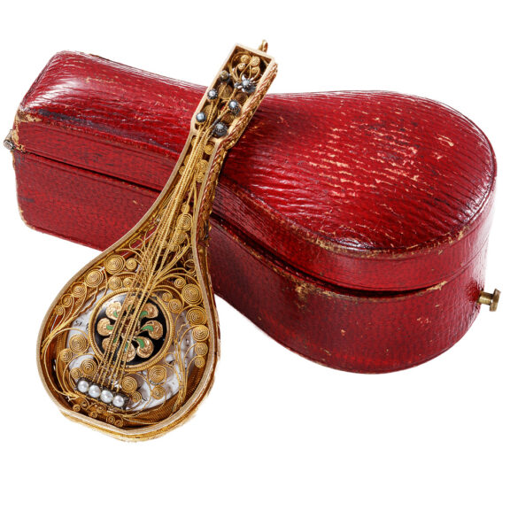 Gold mandolin shape hunting-cased pocket watch Circa 1805 Gold mandolin shape hunting-cased pocket watch Circa 1805
