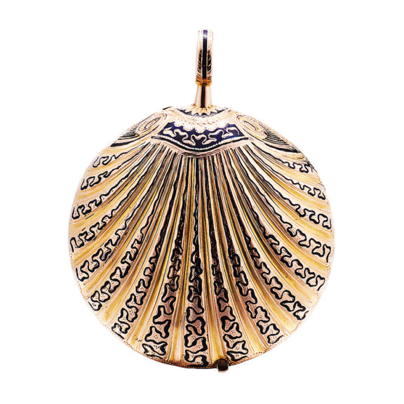 Gold and enamel watch in the shape of a sea-shell Circa 1800-1810 Gold and enamel watch in the shape of a sea-shell Circa 1800-1810