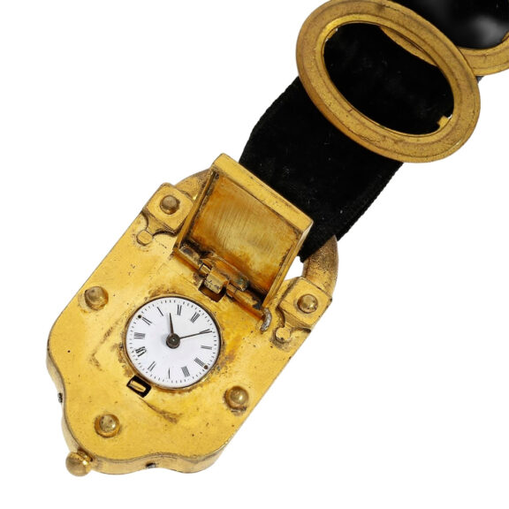Gold-plated fob watch in the shape of a curtain lock Circa 1820 Gold-plated fob watch in the shape of a curtain lock Circa 1820