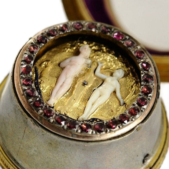 English garnet studded gold Repoussé verge watch Circa 1720 English garnet studded gold Repoussé verge watch Circa 1720