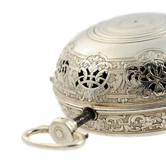 French silver quarter repeating oignon pocket watch Circa 1720 French silver quarter repeating oignon pocket watch Circa 1720