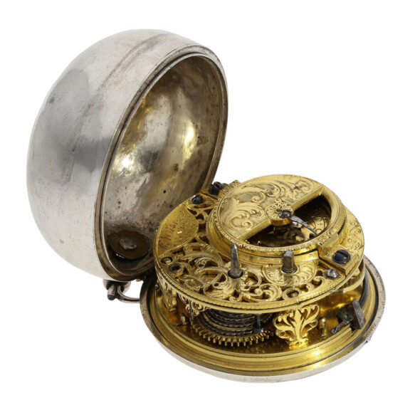 English oignon watch with mock pendulum and date Circa 1697 English oignon watch with mock pendulum and date Circa 1697