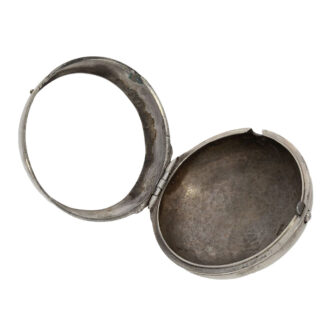 English oignon watch with mock pendulum and date Circa 1697