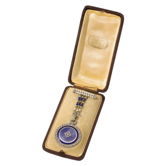 Belle Epoque 18k gold decorated lever with brooch Circa 1905 Belle Epoque 18k gold decorated lever with brooch Circa 1905