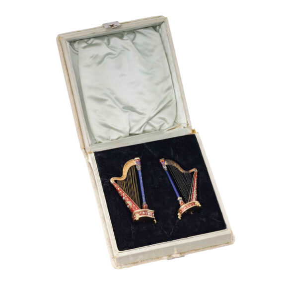 Extremely fine 18k gold pair of miniature harps Circa 1850 Extremely fine 18k gold pair of miniature harps Circa 1850