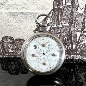 White enamel regulator dials on both sides, the one on the front features four subsidiary dials for displaying the time, the days of the week, the months and the date, the central seconds hand can be stopped with a lever on the side of the case, the back shows five subsidiary dials which display minutes, hours, moon ages, the tide and regulation, an arched aperture in the center reveals a digital retrograde second.