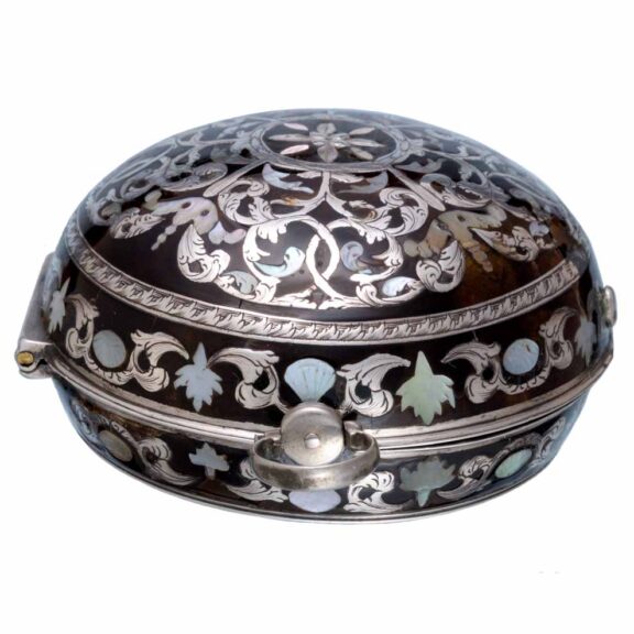 English verge in fine silver and tortoiseshell pair cases Circa 1695 English verge in fine silver and tortoiseshell pair cases Circa 1695