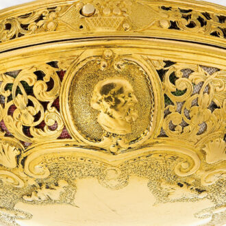 An English gold quarter repeating repousse verge Circa 1720 An English gold quarter repeating repousse verge Circa 1720