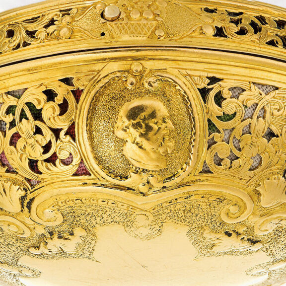 An English gold quarter repeating repousse verge Circa 1720 An English gold quarter repeating repousse verge Circa 1720